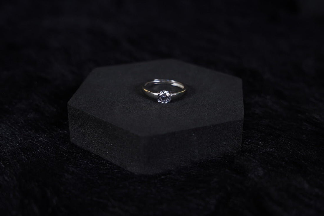 SILVERINGS 925 STERLING SOLITAIRE SILVER RING - Silverings