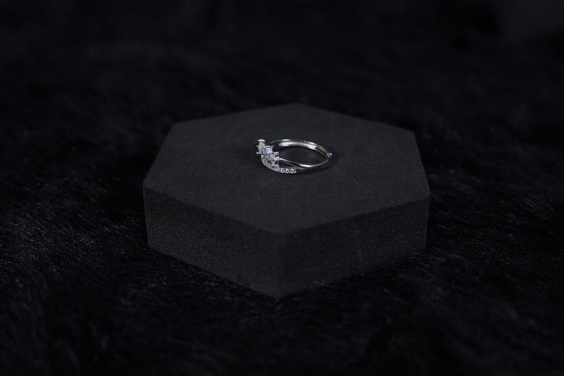 SILVERINGS 925 STERLING TIMELESS ELEGANCE EMERALD RING - Silverings