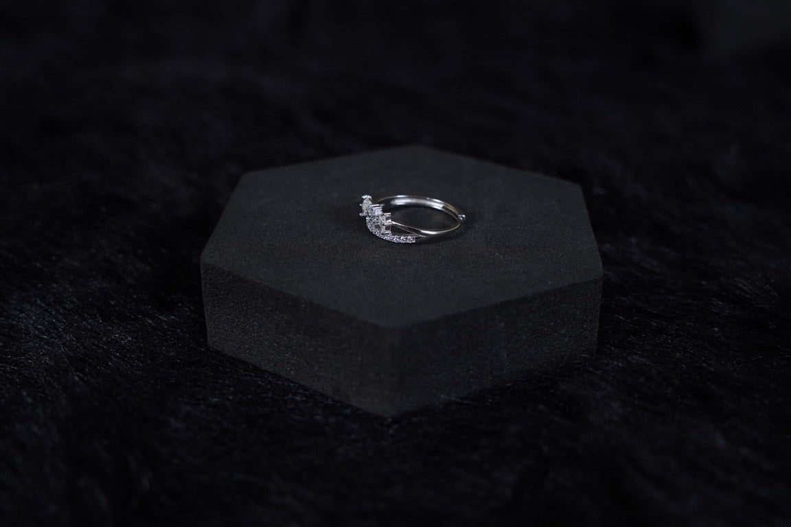 SILVERINGS 925 STERLING TIMELESS ELEGANCE EMERALD RING - Silverings