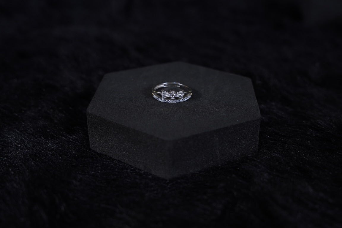 SILVERINGS 925 STERLING TIMELESS ELEGANCE EMERALD RING - Silverings