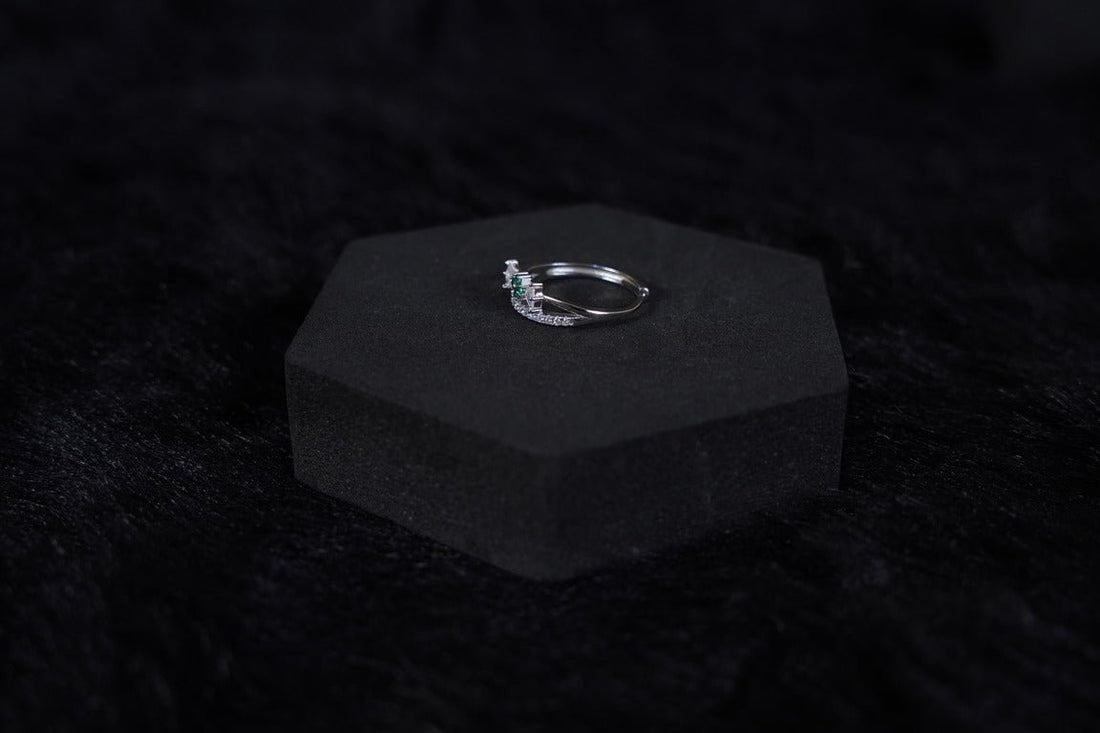 SILVERINGS 925 STERLING TIMELESS ELEGANCE EMERALD RING - Silverings
