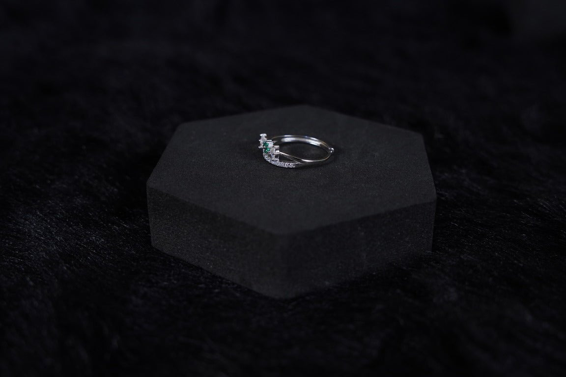 SILVERINGS 925 STERLING TIMELESS ELEGANCE EMERALD RING - Silverings